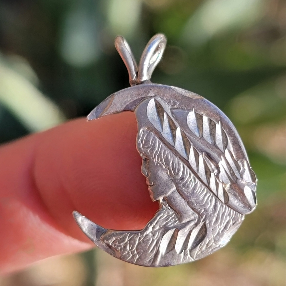 Beautiful Victorian revival 925 sterling silver woman crescent moon pendant